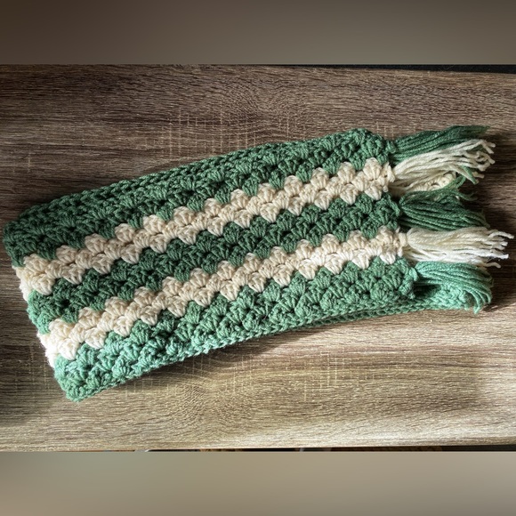 Hand crocheted women’s scarf - Picture 2 of 2